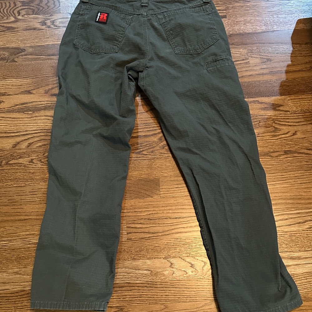 Wrangler Men's Dark Green Cargo Pants - Picture 6 of 9